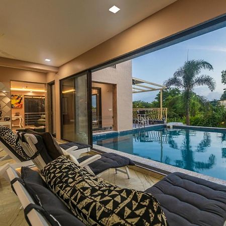 Saffronstays Aura, Alibaug - Luxury Pool Villa With A Game Room And Spacious Lawn آليباغ المظهر الخارجي الصورة