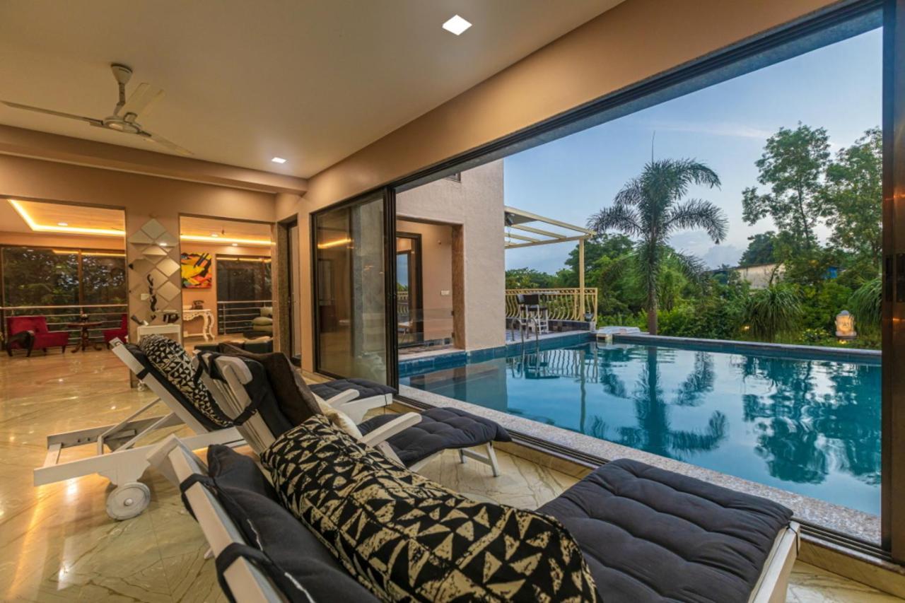 Saffronstays Aura, Alibaug - Luxury Pool Villa With A Game Room And Spacious Lawn آليباغ المظهر الخارجي الصورة