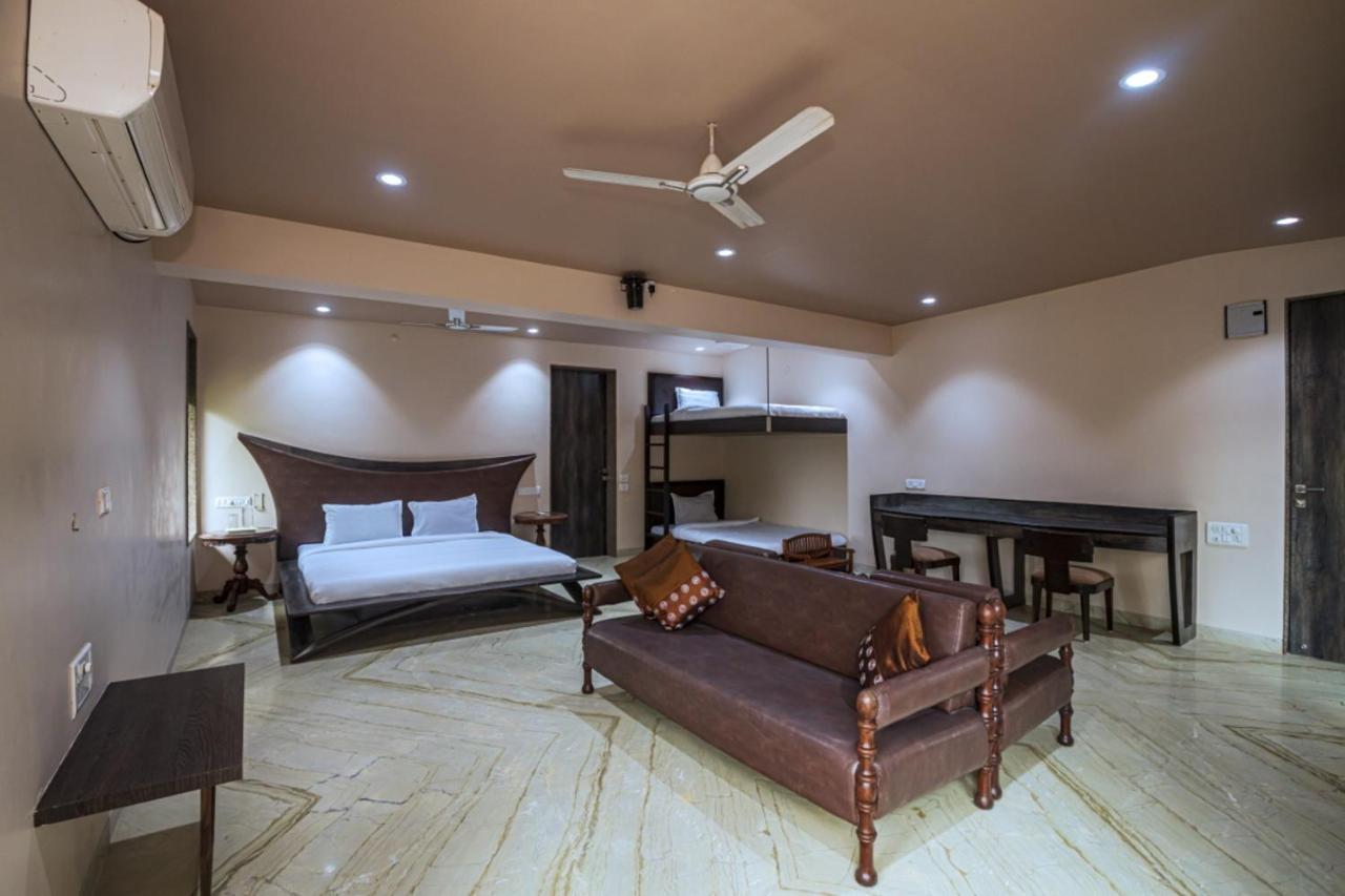 Saffronstays Aura, Alibaug - Luxury Pool Villa With A Game Room And Spacious Lawn آليباغ المظهر الخارجي الصورة