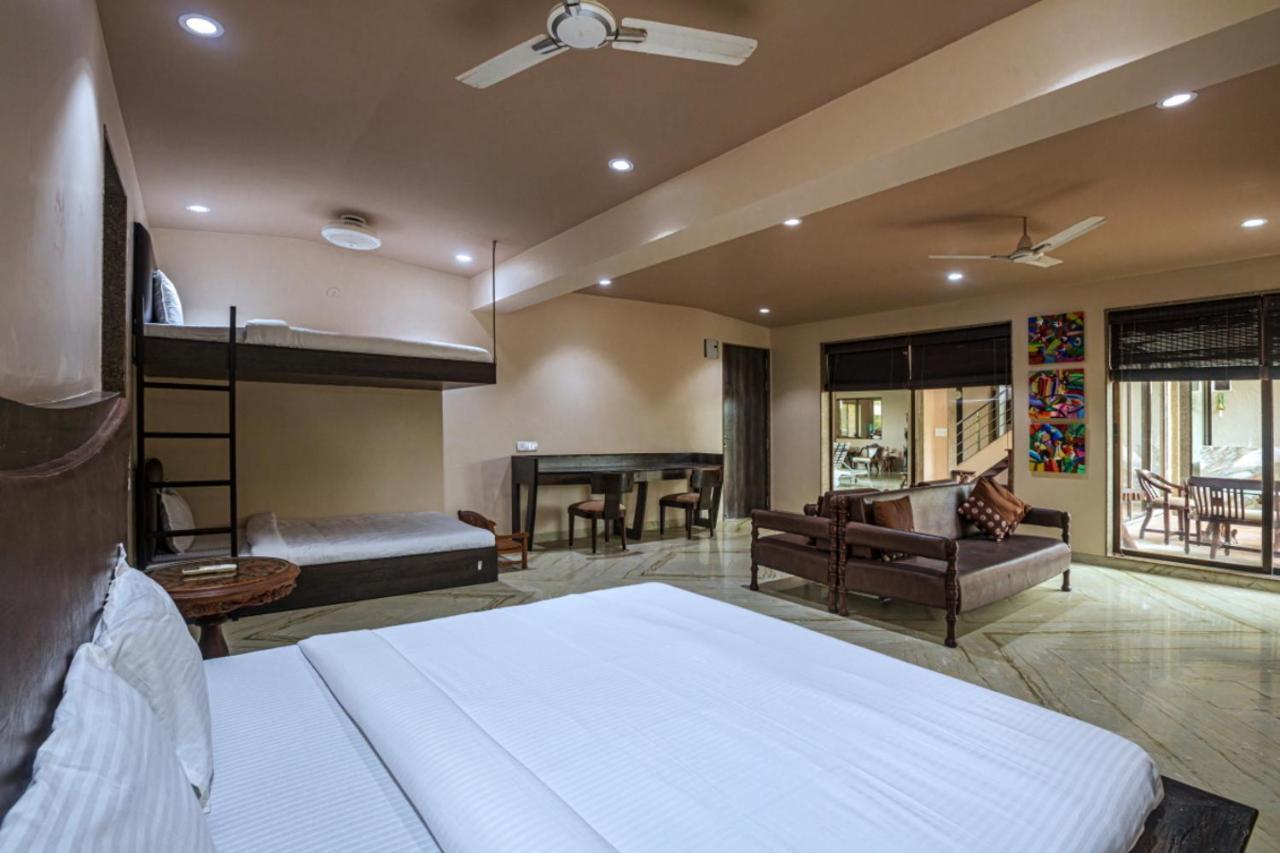 Saffronstays Aura, Alibaug - Luxury Pool Villa With A Game Room And Spacious Lawn آليباغ المظهر الخارجي الصورة