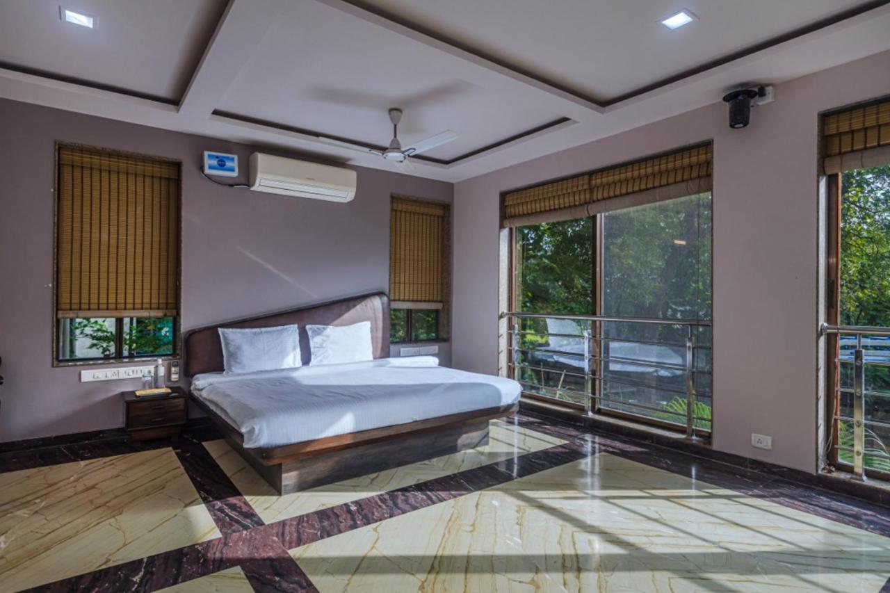 Saffronstays Aura, Alibaug - Luxury Pool Villa With A Game Room And Spacious Lawn آليباغ المظهر الخارجي الصورة